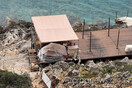 Χανιά: Έστησαν εξέδρα για beach bar πάνω σε βράχια σε περιοχή Natura