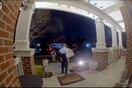 Η στιγμή που ληστές στο Σικάγο επιτίθενται σε ζευγάρι έξω από το σπίτι τους