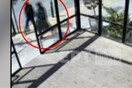 Μαρούσι: Βίντεο από τη στιγμή που ο 40χρονος που παρενοχλεί ανήλικες πλησιάζει μία 17χρονη