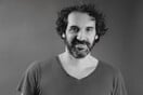 «Ο δαίμονας του τραυλισμού δεν φεύγει ποτέ – αλλά στη σκηνή σωπαίνει»