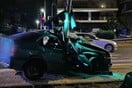 Tροχαίο στη Λεωφόρο Ποσειδώνος: Αυτοκίνητο έπεσε σε φωτεινό σηματοδότη - 4 τραυματίες