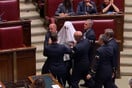 Ιταλία: Βουλευτής μπήκε στη Βουλή ντυμένος φάντασμα - Η αντίδραση της Μελόνι
