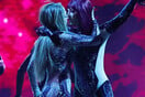 AMAs: Έξι highlights από τη λαμπερή βραδιά - Από τα φιλιά της Λόπεζ μέχρι τον θρίαμβο της Billie Eilish