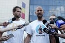 Οι αδελφοί Τέιτ κατηγορούνται για βιασμό και εμπορία ανθρώπων και στη Βρετανία