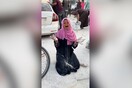 Γάζα: Ο σπαραγμός μητέρας που μαζεύει αλεύρι από τον δρόμο