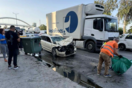 Τροχαίο στην Ποσειδώνος: Η στιγμή που το ταξί πέφτει επάνω στο απορριμματοφόρο και παρασέρνει την 65χρονη
