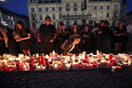 Αυστρία: Χιλιάδες πολίτες στο Γκρατς αποχαιρετούν με κεριά τα δέκα θύματα της ένοπλης επίθεσης σε σχολείο