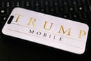 Trump Mobile: Η οικογένεια του Ντόναλντ Τραμπ κυκλοφορεί smartphone και γίνεται πάροχος τηλεπικοινωνιών