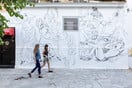 Μια νέα τοιχογραφία με τη ζωή των σεξεργατριών σε έναν δρόμο του Μεταξουργείου