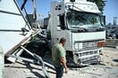 Τροχαίο στις Αχαρνές: Βυτιοφόρο διέλυσε μάντρα αυτοκινήτων 