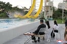 Ο Κιμ Γιονγκ Ουν εγκαινιάζει νέο παραθαλάσσιο θέρετρο με νεροτσουλήθρες στη Βόρεια Κορέα