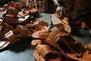 Sandal scandal: Το σκάνδαλο με τα ινδικά σανδάλια που υποχρέωσε την Prada σε υποχώρηση