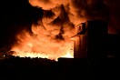 Μέγαρα: Υπό μερικό έλεγχο η φωτιά σε εργοστάσιο με πλαστικά