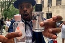 Υποστηρικτές του Diddy πανηγυρίζουν με baby oil έξω από το δικαστήριο