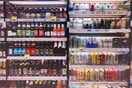 «Φόροι αμαρτίας»: Ο ΠΟΥ πιέζει για αυξήσεις 50% στις τιμές του καπνού, των αλκοολούχων και ζαχαρούχων ποτών 