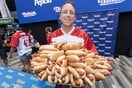 70,5 χοτ ντογκ σε 10 λεπτά: Ο Αμερικανός Joey Chestnut κέρδισε τον πιο διάσημο διαγωνισμό υπερφαγίας