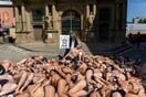 «Οι ταυρομαχίες είναι αμαρτία»: Αιματοβαμμένη διαμαρτυρία στην Παμπλόνα πριν την έναρξη του Σαν Φερμίν
