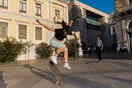 Κάθε απόγευμα Τρίτης οι Αθηναίες μαθαίνουν να κάνουν skate στην πλατεία Κοτζιά