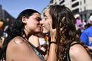 Η Ιταλία αναγνωρίζει γονεϊκή άδεια στη μη βιολογική μητέρα σε ομόφυλο ζευγάρι