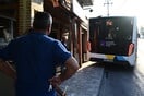 Μενίδι: Λεωφορείο συγκρούστηκε με σταθμευμένο όχημα και κολώνα φωτισμού