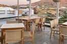 Από το Παγκράτι στην Τήνο: Ο «Ροζ Πάνθηρας» άνοιξε πανιά για τις Κυκλάδες