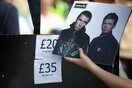 Oasis: «Υπήρχαν μπίρες παντού, γλίστρησε προφανώς» λέει ο πατέρας του άνδρα που έχασε τη ζωή του στη συναυλία 