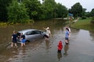 Σφοδρές πλημμύρες στις μεσοδυτικές πολιτείες των ΗΠΑ – Χιλιάδες χωρίς ρεύμα, εκατοντάδες πτήσεις καθηλωμένες