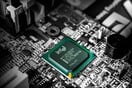 Η Intel εξασφαλίζει «σωσίβιο» 2 δισ. δολαρίων από τη SoftBank – Σκέψεις για συμμετοχή και από την κυβέρνηση Τραμπ