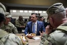 Αποδοκίμασαν έντονα τον Τζέι Ντι Βανς που μοίρασε μπέργκερ στην εθνοφρουρά: «Free DC!»