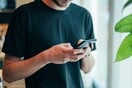 Γιατί όλο και περισσότεροι άνθρωποι αφαιρούν τις εφαρμογές με ειδήσεις: «Τώρα δεν έχω αυτό το άγχος»