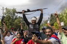 Νεπάλ: Η στιγμή που διαδηλωτές κυνηγούν και κλωτσάνε τον υπουργό Οικονομικών 
