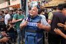 «Ο κόσμος μας αντιμετωπίζει με αδιαφορία» λέει δημοσιογράφος που έχασε τη γυναίκα και τα παιδιά του στη Γάζα