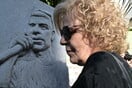 Η Μάγδα Φύσσα στο μνημείο του γιου της Παύλου - «Ευχαριστούμε που είστε εδώ»