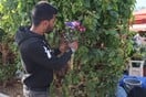 Νεκρός σε κάδο ανακύκλωσης στη Γλυφάδα: Αφήνουν λουλούδια και μπύρες στο σημείο