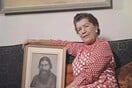 H Μαρία Ρασπούτινα με το πορτρέτο του πατέρα της, Γκριγκόρι Ρασπούτιν, το 1972