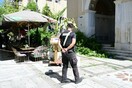 Η στιγμή της πτώσης δέντρου στο κέντρο της Αθήνας