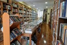 Κίνδυνος για 110.000 τόμους: Έκκληση από το «Παλαιοβιβλιοπωλείο των Αστέγων» μετά την έξωση