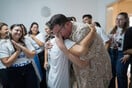 Ισραήλ: «Μπορούμε να αναπνεύσουμε ξανά» - Οι όμηροι της Χαμάς επανενώνονται με τις οικογένειές τους