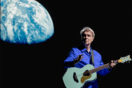 Στην Αθήνα ο David Byrne για μια εμφάνιση στο Release Athens x SNF Nostos 2026