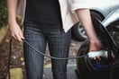 Τα plug-in υβριδικά ρυπαίνουν σχεδόν όσο και τα βενζινοκίνητα, σύμφωνα με νέα έρευνα
