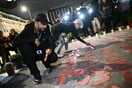 Τέμπη: Ξαναγράφτηκαν με κόκκινη μπογιά τα ονόματα των θυμάτων - Πλήθος κόσμου στο Σύνταγμα