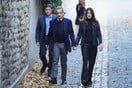 «Ελευθερώστε τον!»: Η στιγμή που ο Σαρκοζί περπατά για τη φυλακή χέρι-χέρι με τη σύζυγό του, Κάρλα Μπρούνι