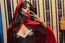 Camila Cabello: Η εκρηκτική εμφάνισή ως μοντέρνα «Κοκκινοσκουφίτσα» για το Halloween