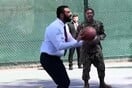 Ο αλ-Σαράα παίζει μπάσκετ με Αμερικανούς αξιωματούχους ενόψει της συνάντησης με τον Τραμπ