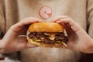 Στο F* Smashing για burgers με crispy μπιφτέκια, sando και buffalo wings με ασιατικό twist