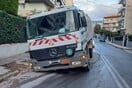 Υποχώρησε το οδόστρωμα στον Άγιο Δημήτριο λόγω βλάβης της ΕΥΔΑΠ – Εγκλωβίστηκε απορριμματοφόρο