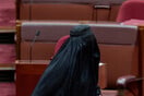Αυστραλία: Ακροδεξιά γερουσιαστής εμφανίστηκε με μπούρκα ζητώντας την απαγόρευσή της