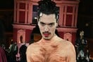 Η εμφάνιση-πρόκληση του Elias Medini στα Fashion Awards συζητήθηκε όσο καμία άλλη