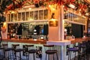 Ipitou the bar: Αυτό το street bar γιορτάζει όπως ξέρει, στον δρόμο, με μουσική και παρέες