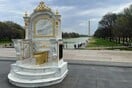 Χρυσός «θρόνος» κατά του Τραμπ στήθηκε δίπλα στο Lincoln Memorial